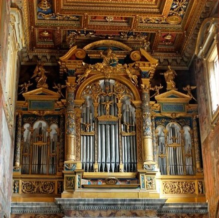 Orgel aus der Renaissance in einer italienischen Basilika